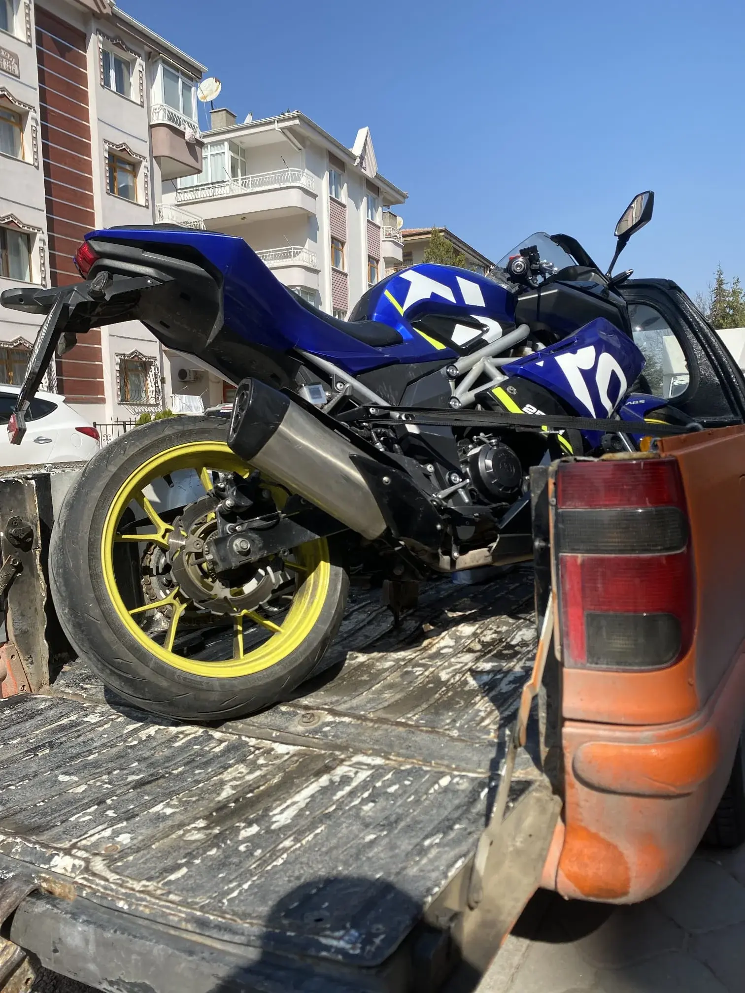 Güvenli kayış ile motosiklet taşıma – Ankara yol yardım