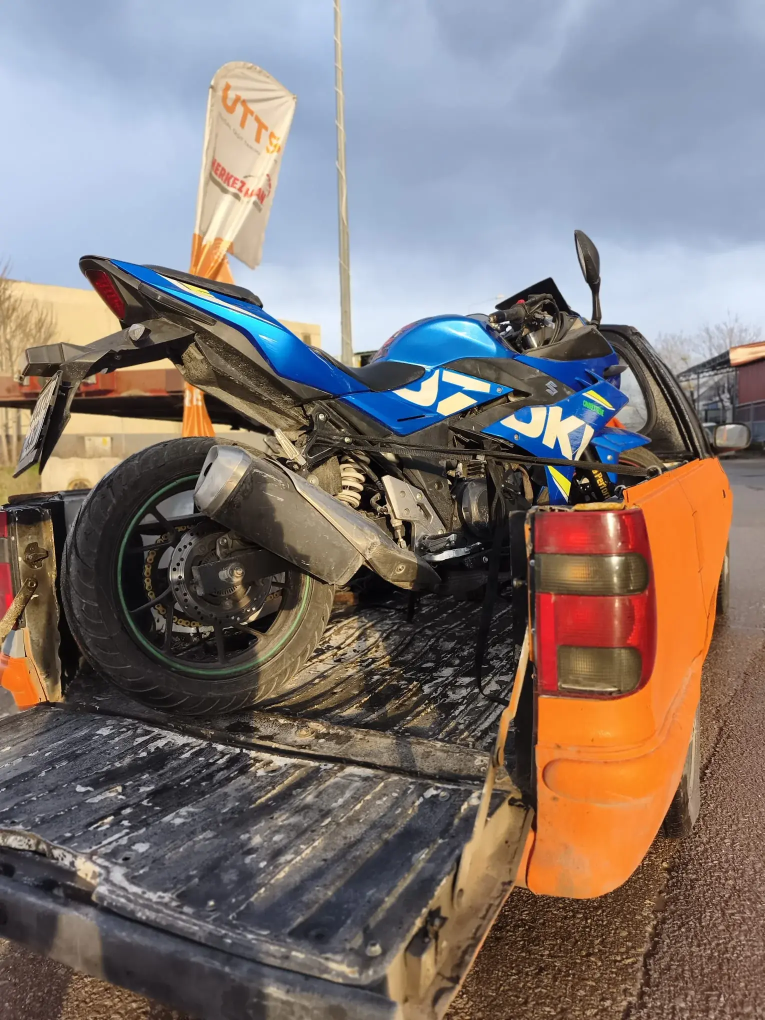 Suzuki motosiklet turuncu taşıma aracında – Ankara