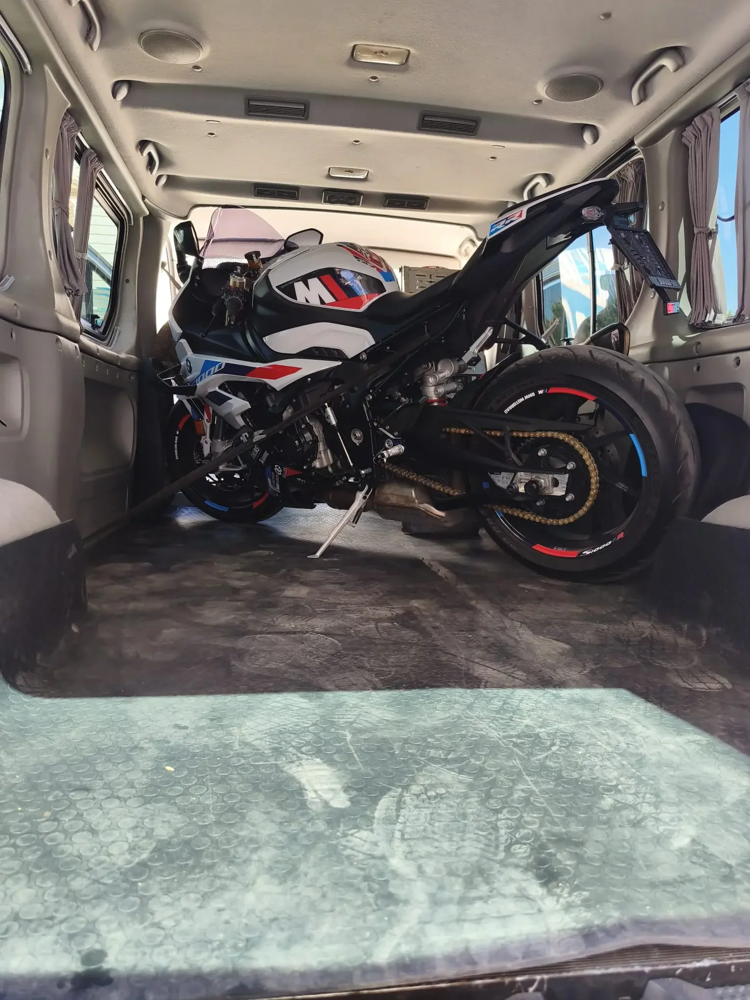 Kapalı kasa taşıma aracı ile BMW motosiklet güvenli nakliye Ankara